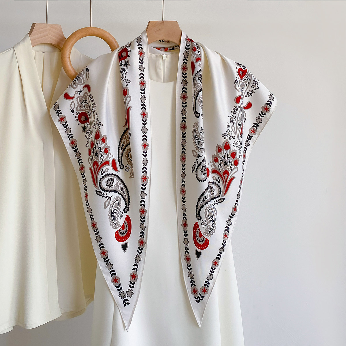 Face Scarf Mask - Изысканный новый атласный треугольный платок с