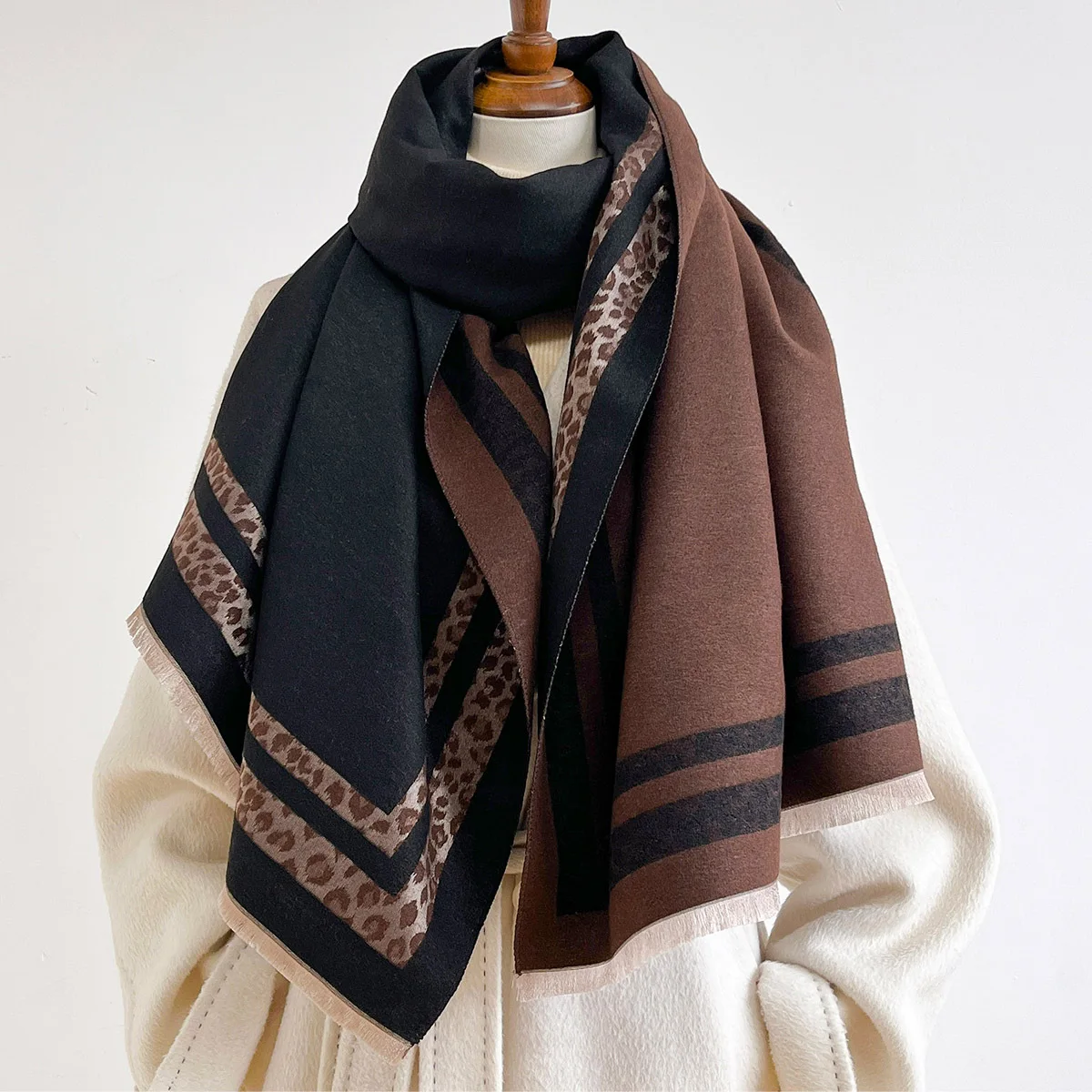 Зимний двусторонний теплый бол – обзор и цена Woven Scarf Blanket