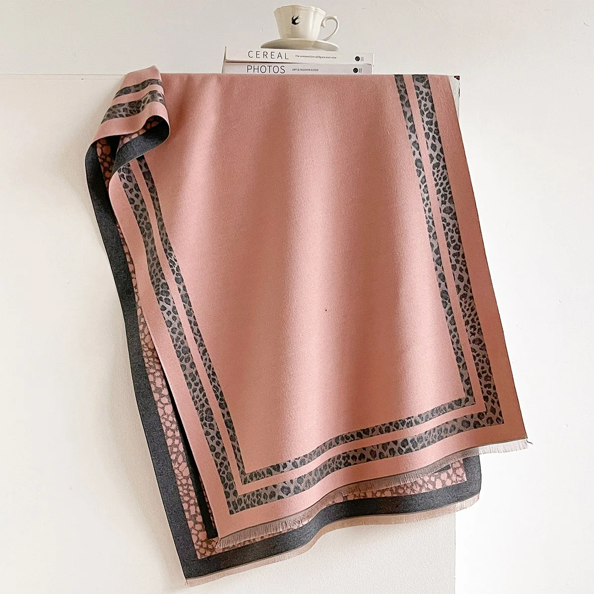Зимний двусторонний теплый бол – обзор и цена Woven Scarf Blanket
